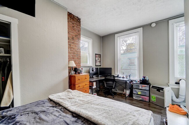 Building Photo - Clifton House For 2026-2027!