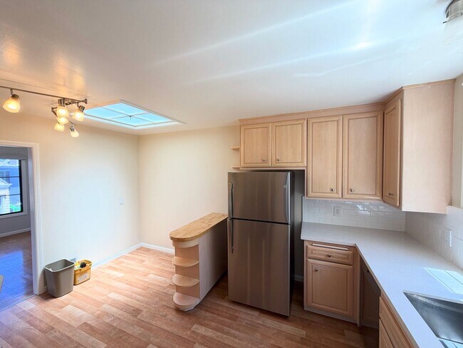 Building Photo - UPDATED HUGE SUNNY 2250sf 3BR+Den/1+2Half BA 2250sf Sunset/UCSF Home VIEWS AVAILABLE NOW