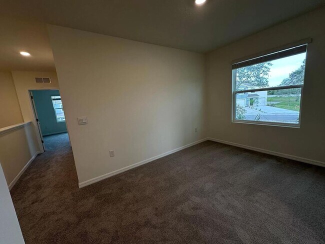 Building Photo - 3 Bedroom 2.5 Bath Townhouse