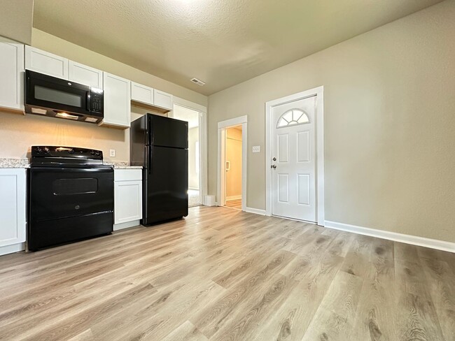 Building Photo - 4 Bedroom Remodeled Home in Chariton