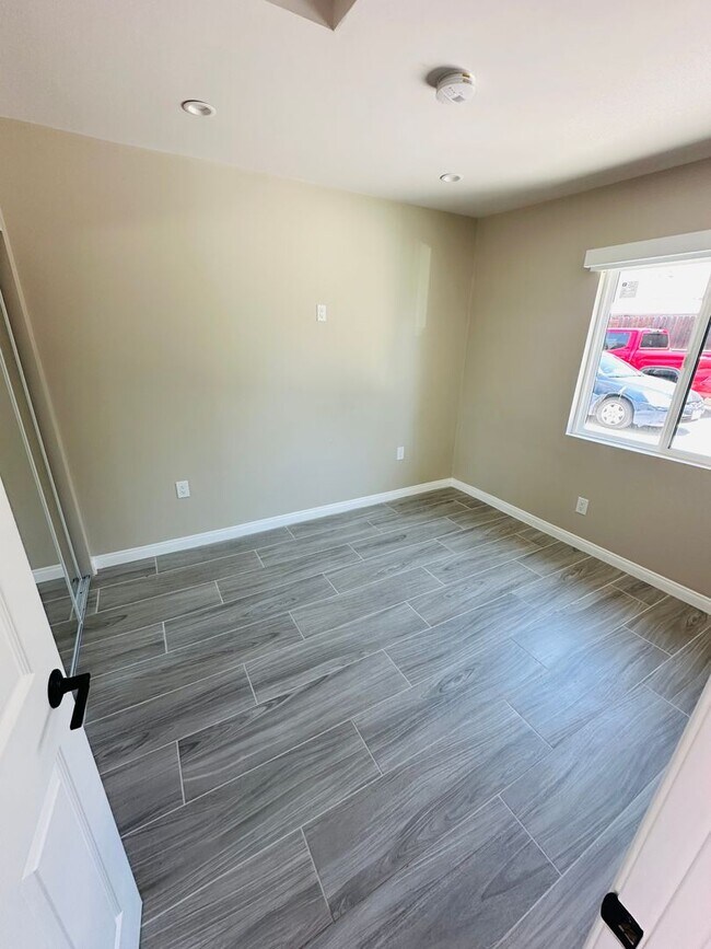 Building Photo - Gorgeous 1BD/1BA all appliances included. Move in ready!!