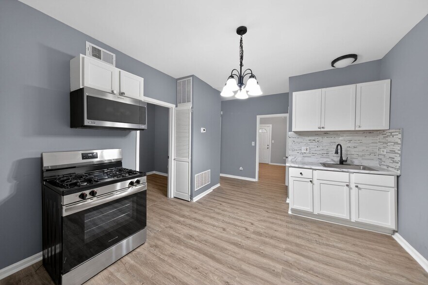 Building Photo - 8428 S Escanaba Ave