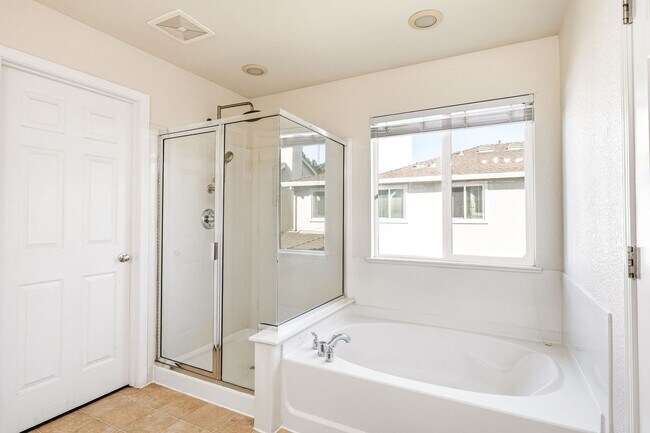 Building Photo - Beautiful single 4 Bed, 2.5 Bath Family Home in Quiet Neighborhood!