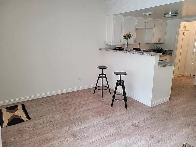 Building Photo - 820 S Walnut Ave