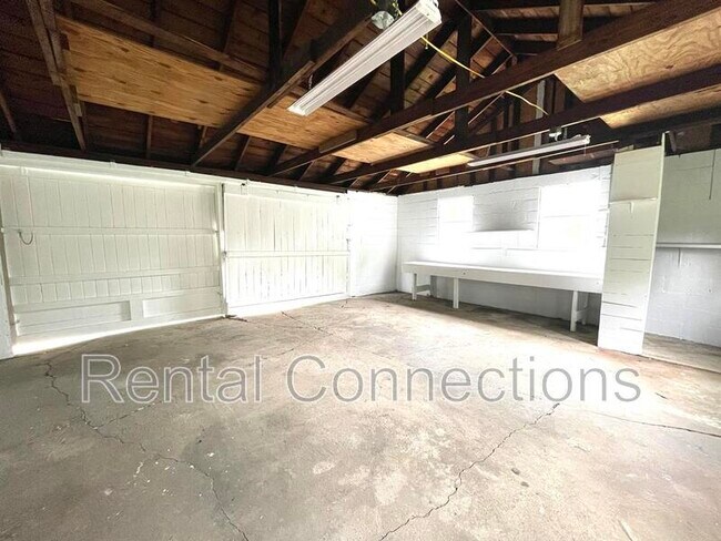 Building Photo - 810 S Bentley St