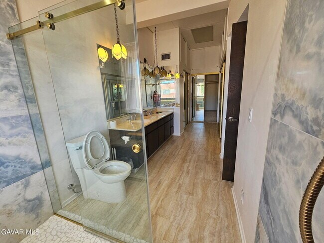 Building Photo - 145 Lakeview Dr