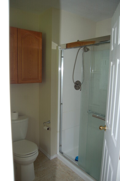 Main bath - 2762 E Travis St