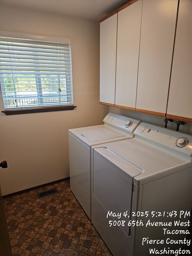 Building Photo - University Place Custom Rambler home for R...