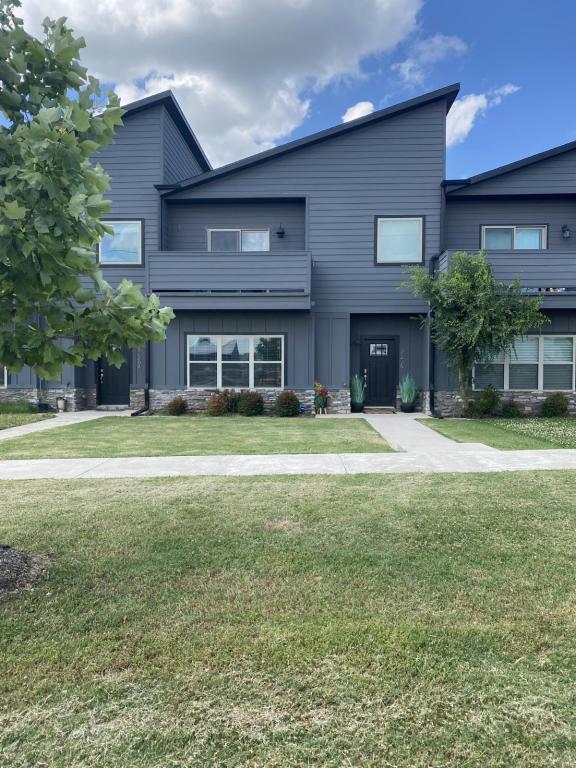 Primary Photo - 2256 W Moore Ln