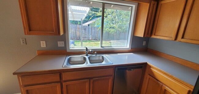 Building Photo - Three Bedroom w/ a Large Bonus Room on a C...