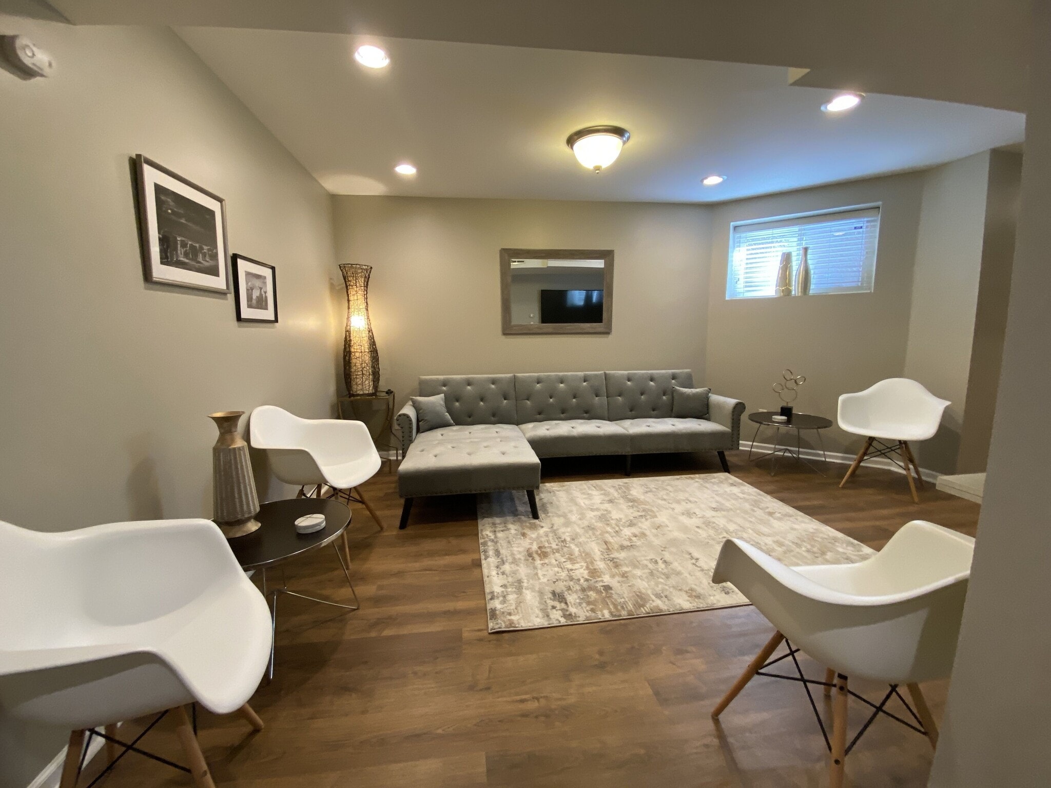 Building Photo - 913 W Belden Ave