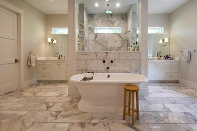 Building Photo - 2402 W Parkland Blvd