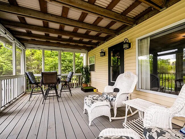 Building Photo - 2-bedroom, 1.0 bathroom Home within walkin...