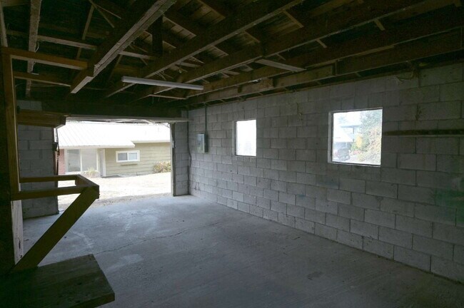 Building Photo - 2 bed 1 bath home with great view of Sequi...