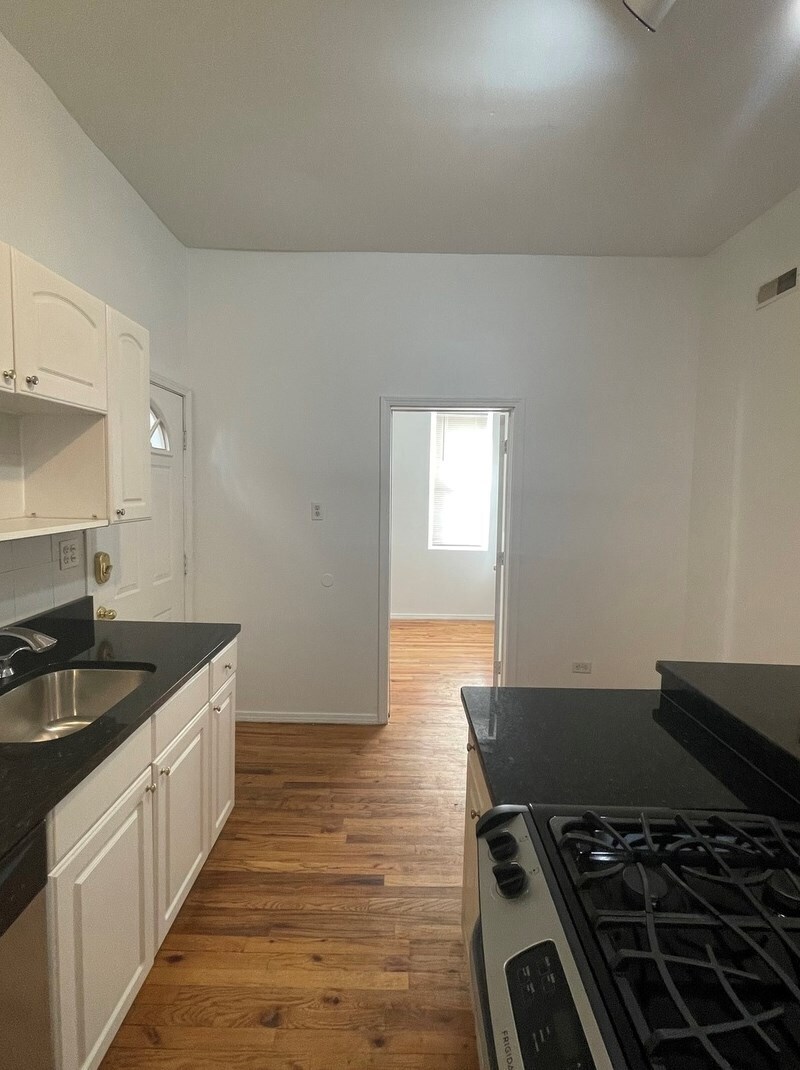 Building Photo - 2321 W Belmont Ave
