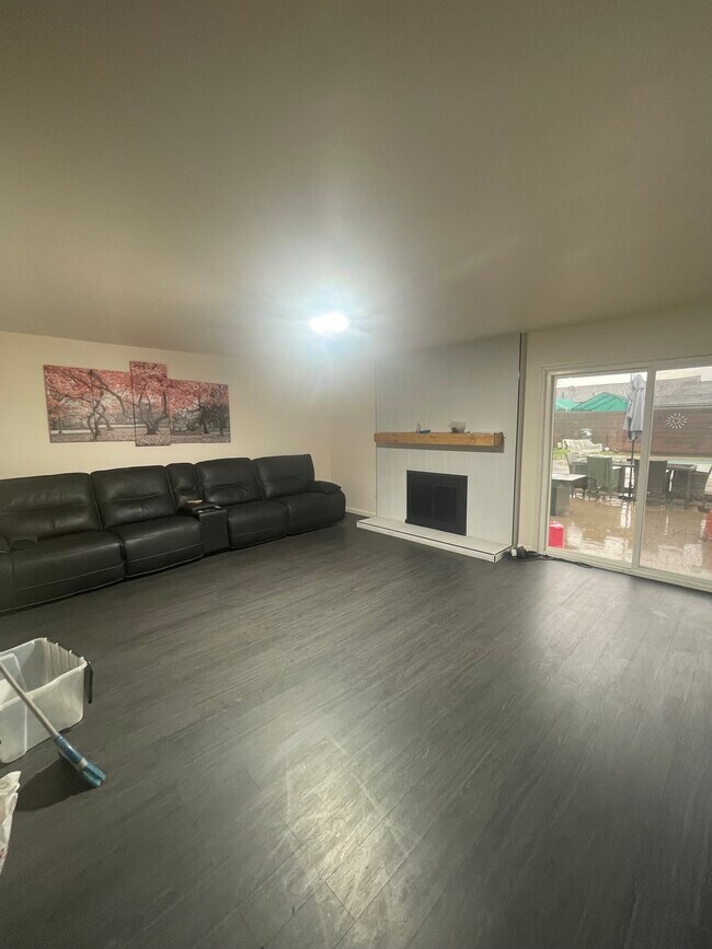 Building Photo - 1044 E Michelle St