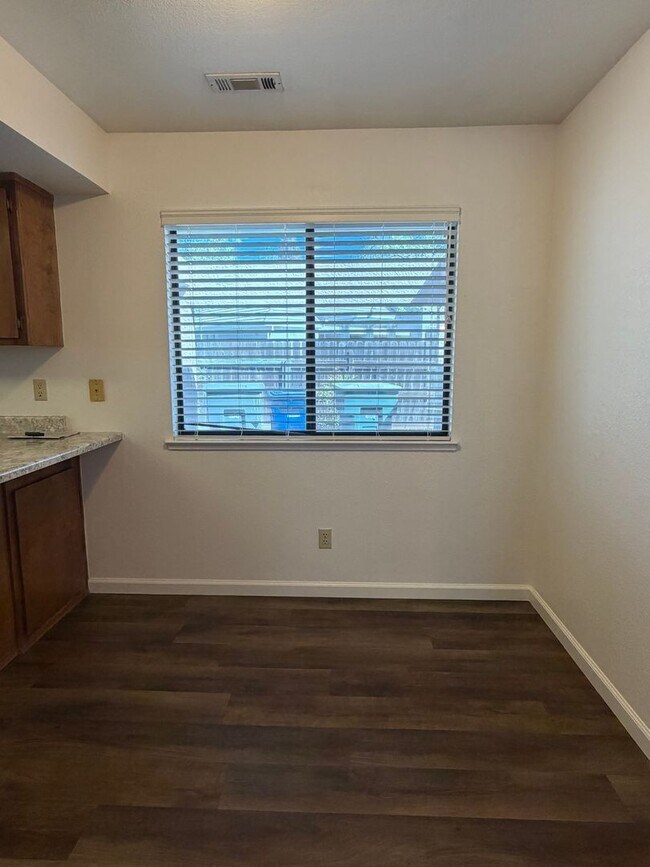 Building Photo - 3 bedroom Townhouse in East Redding