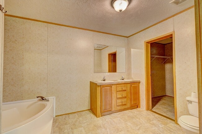 Building Photo - 3569 Oakdale Dr