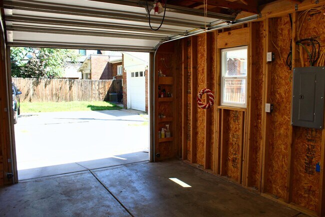 Building Photo - Spacious 2-bedroom, 2-bathroom in the Heart of West Highlands with 1 Car Garage