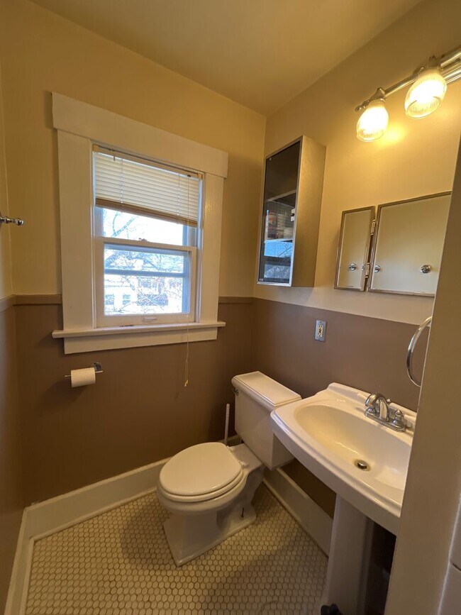 Building Photo - 2 bedroom Apartment Near German Village