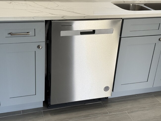 Building Photo - Large workshop available with home!