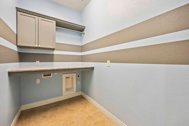Building Photo - Beautifully maintained 4-beds, 3-bath, 3 c...
