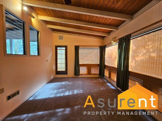 Building Photo - Stunning Home located in the picturesque Ashland