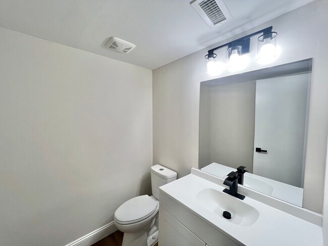 Building Photo - Newly Remodeled 2BD, 1.5BA Raleigh Condo i...