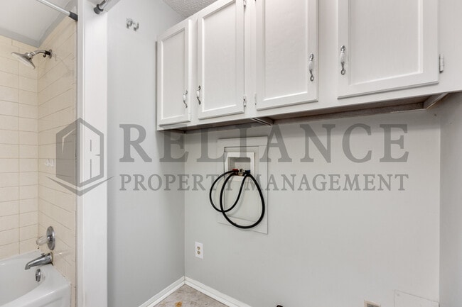 Building Photo - 605 S Kessler St