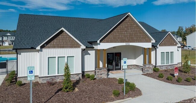 Building Photo - 905 Kingscote Dr