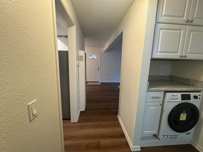 Building Photo - 2 Bedroom, 1 bath condo with washer/dryer, garage, parking, pool