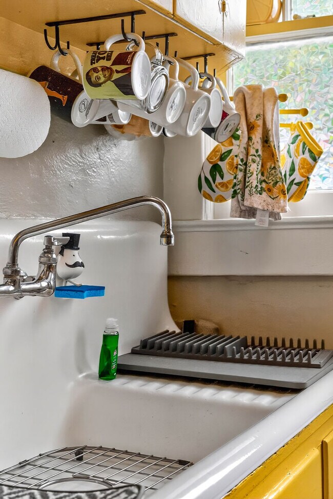 Building Photo - 5901 N Ola Ave