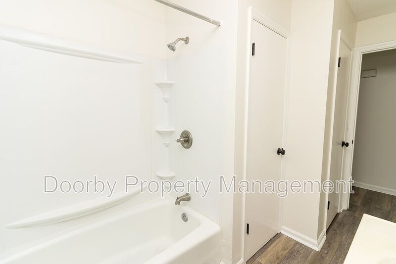 Building Photo - 303 Hillcrest Ave