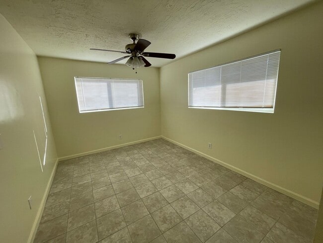 Building Photo - Apple Valley Home 4 Bedrooms, 2 Bathrooms,...