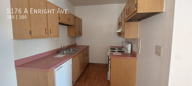 Building Photo - Enormous 2nd Floor Three Bedroom Apartment...