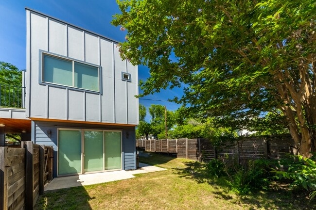 Building Photo - 2014 E 9th St