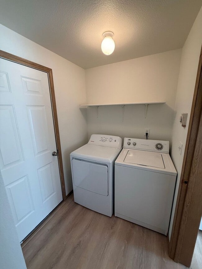 Building Photo - 3 bedroom 2.5 bathroom duplex with large fenced backyard available!!