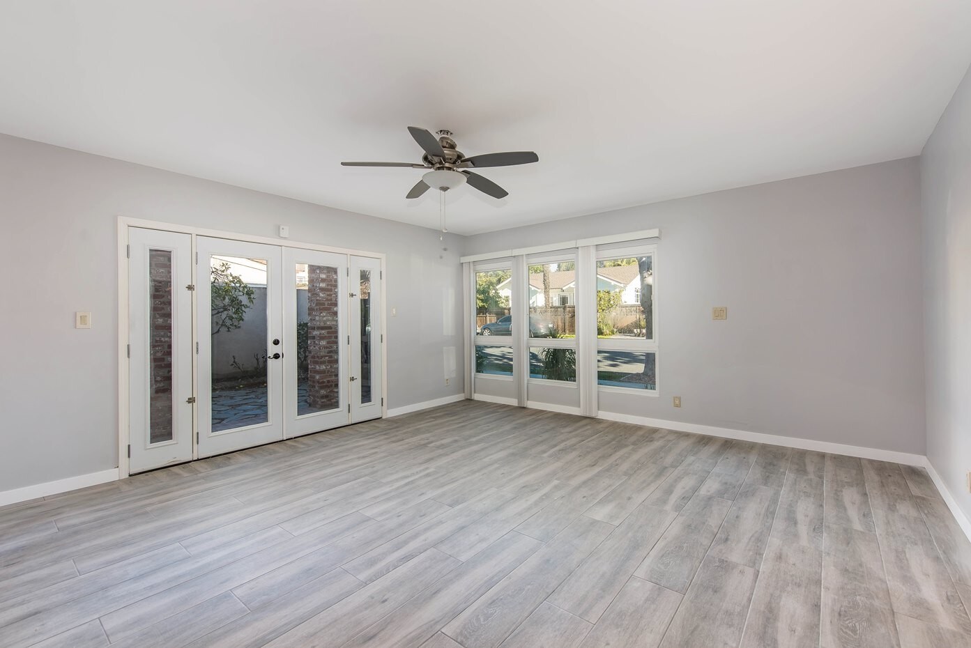 Living Room - 4710 E Shaw St