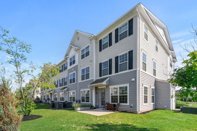 Building Photo - 19 Tippet St