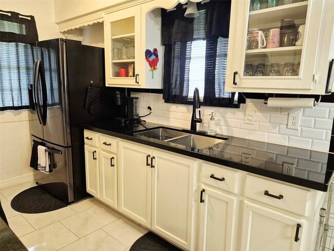 Building Photo - 854 Shawnee St