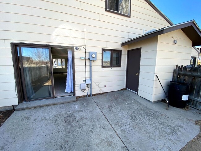 Building Photo - 3 Bedroom, 1.5 Bathroom Townhouse Next to High School and Middle School