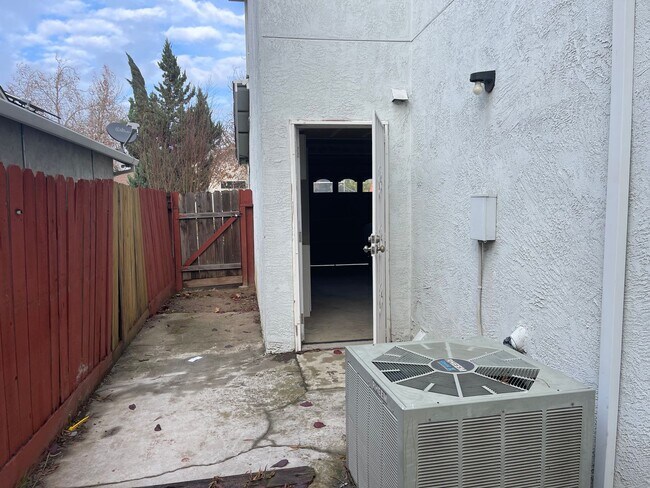 Building Photo - 2234 Prestwick St