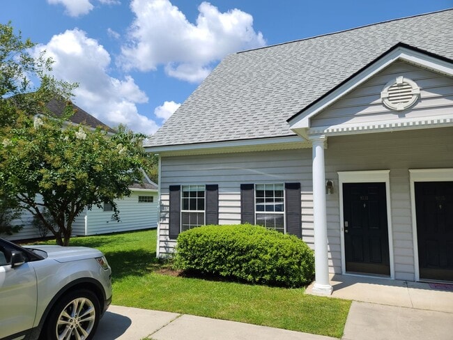 Building Photo - Freshly renovated and low maintenance