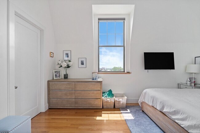 Building Photo - 517 E 6th St