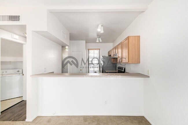 Building Photo - 280 S Elizabeth Way