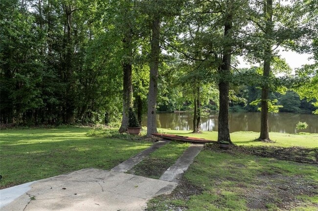 Building Photo - 2560 Piney Wood Ln