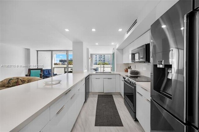 Building Photo - 2655 Collins Ave