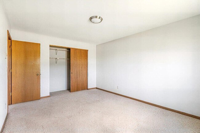 Building Photo - 16 W Klubertanz Dr