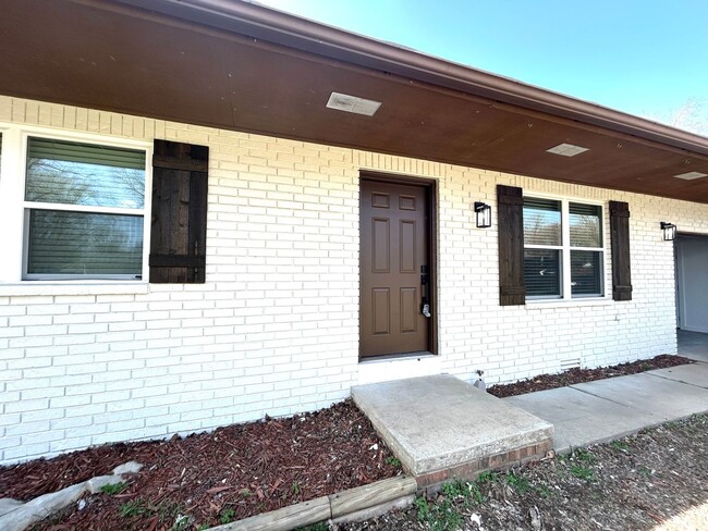 Building Photo - 2 Bedroom 1 Bathroom home in heart of Down...