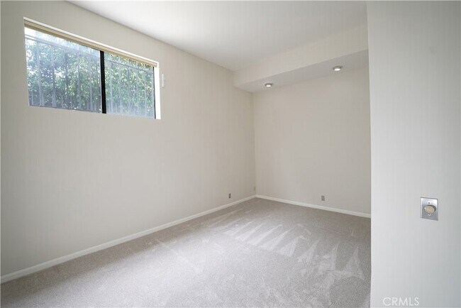Building Photo - 14025 Riverside Dr